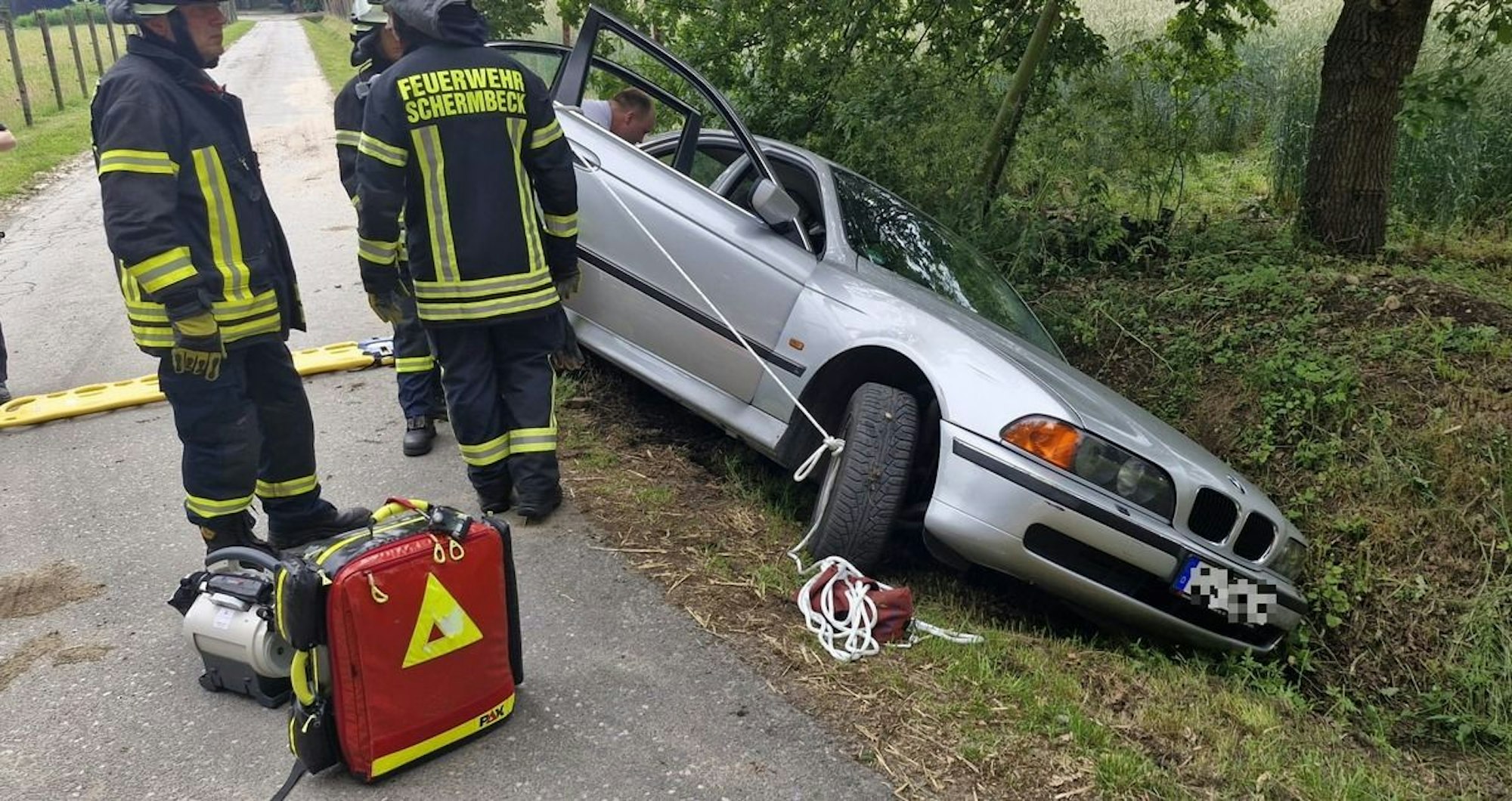 Feuerwehreinsatz in Schermbeck: Ein PKW ist in einen Graben gefahren, die Person im Fahrzeug musste vom Löschzug Gahlen gerettet werden.