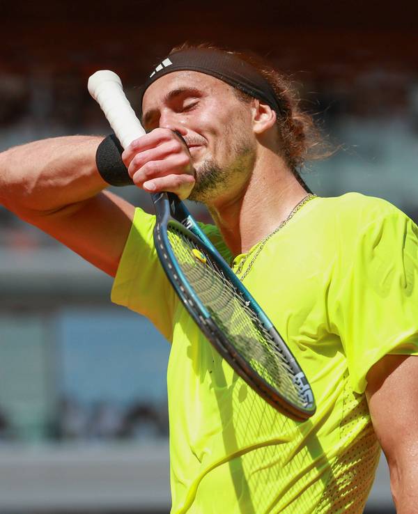 Alexander Zverev wischt sich enttäuscht den Schweiß aus dem Gesicht.