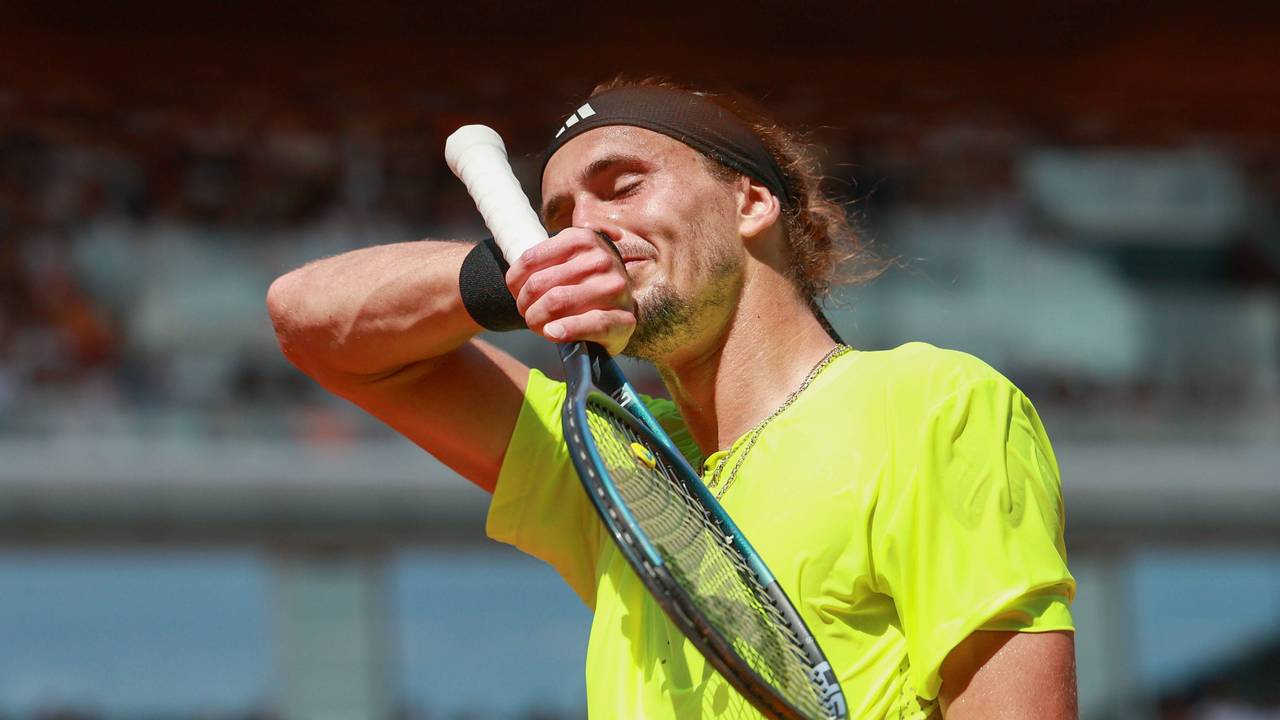 Alexander Zverev wischt sich enttäuscht den Schweiß aus dem Gesicht.