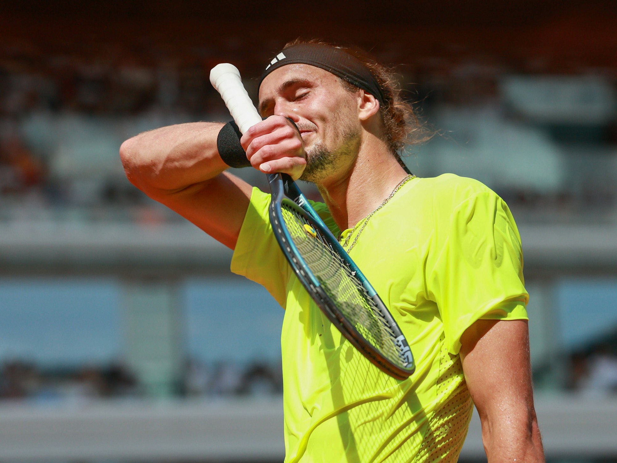Alexander Zverev wischt sich enttäuscht den Schweiß aus dem Gesicht.