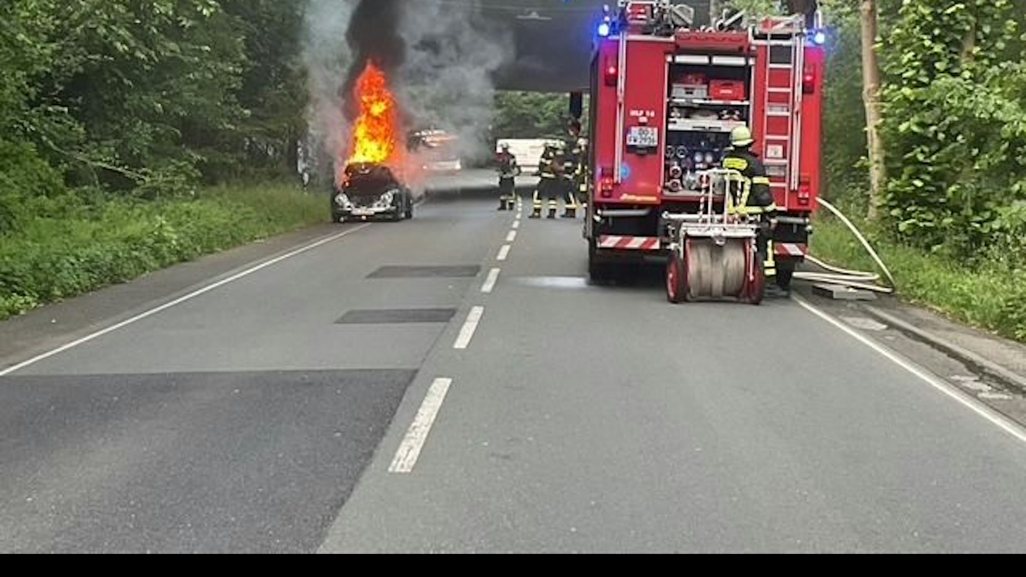 Einsatz der Feuerwehr Dortmund bei einem Fahrzeugbrand auf der Hagener Straße. Ein VW Käfer brannte vollständig aus.