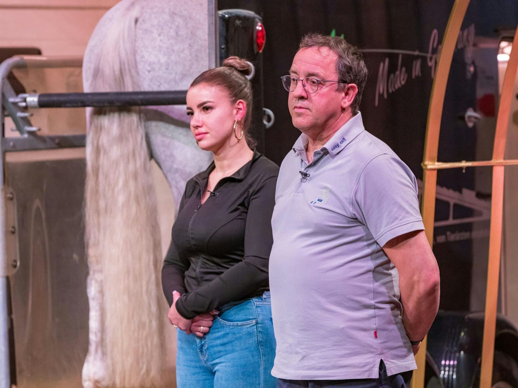 Lange Gesichter: Anna und ihr Vater Michael hätten sich über ein Investment in „Easy Exit“, eine Lösung für Pferde-Transporte, gefreut. Wurde nichts daraus... (Bild: RTL / Bernd-Michael Maurer)