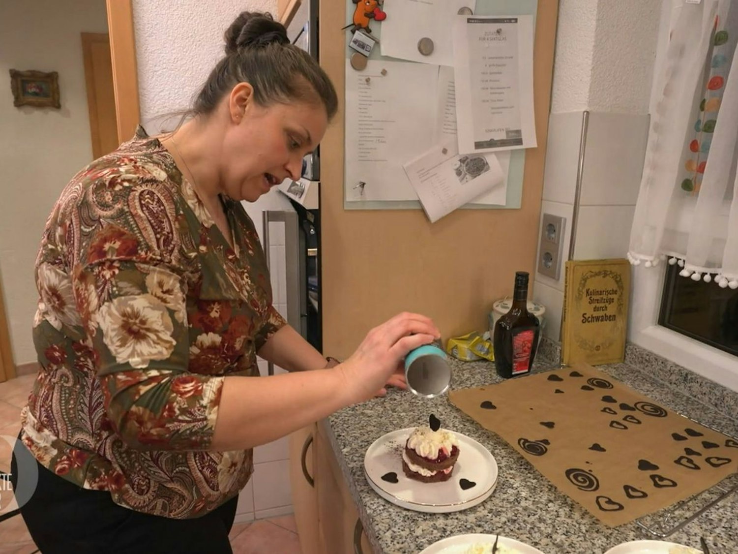 Zum Abschluss von Tag 1 in Stuttgart kredenzt Melanie (48) ihre Version der Schwarzwälder Kirschtorte (Bild: RTL)