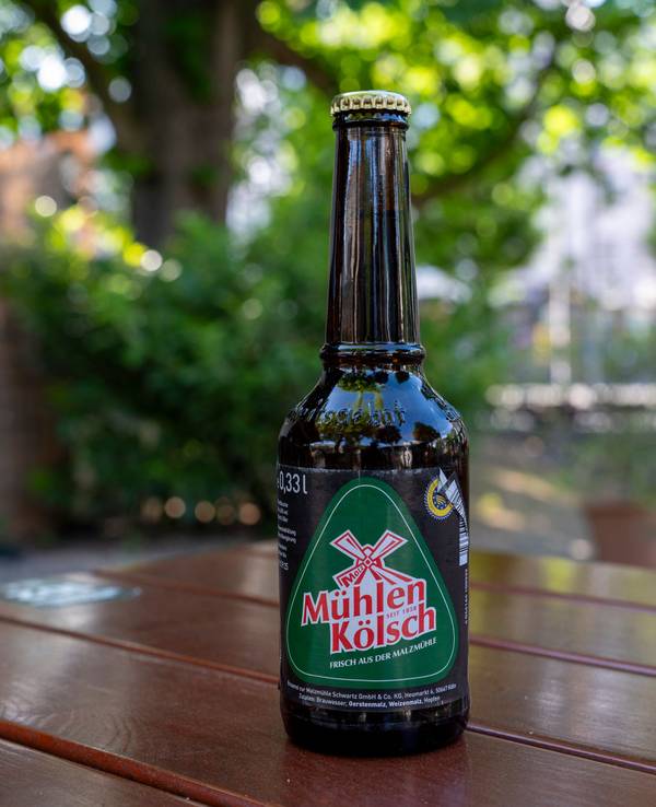 Eine Bierflasche, auf deren Etikett "Mühlen Kölsch" steht.