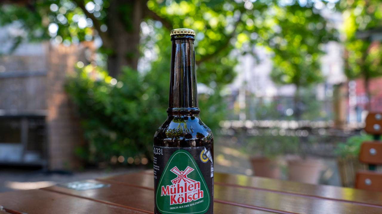 Eine Bierflasche, auf deren Etikett "Mühlen Kölsch" steht.