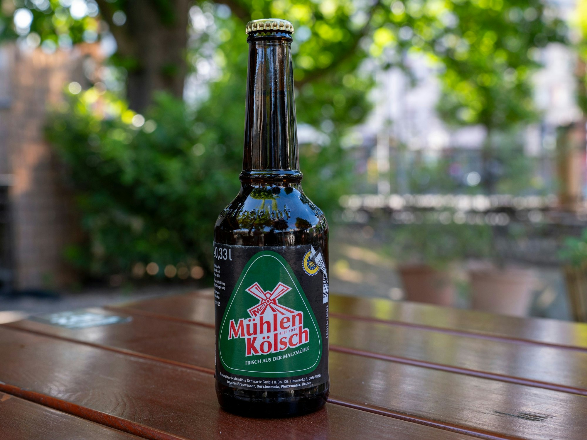 Eine Bierflasche, auf deren Etikett "Mühlen Kölsch" steht.