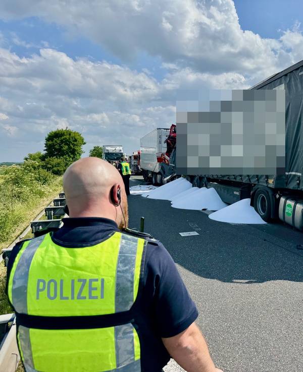 Ein Lastwagen steht nach einem Unfall auf der Fahrbahn. Bei einem Auffahrunfall mit drei Lastwagen auf der Autobahn 61 bei Swisttal ist ein Fahrer tödlich verletzt worden.