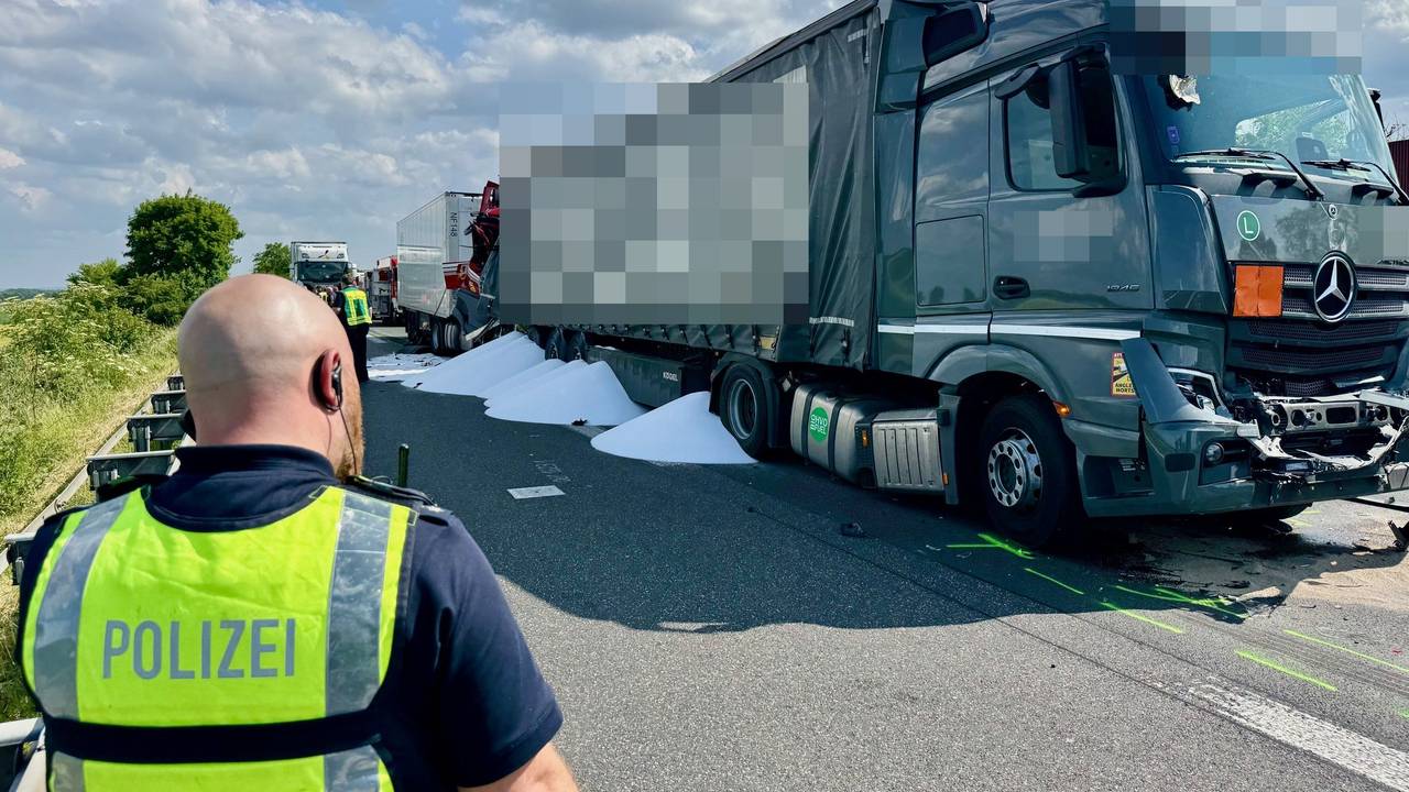 Ein Lastwagen steht nach einem Unfall auf der Fahrbahn. Bei einem Auffahrunfall mit drei Lastwagen auf der Autobahn 61 bei Swisttal ist ein Fahrer tödlich verletzt worden.