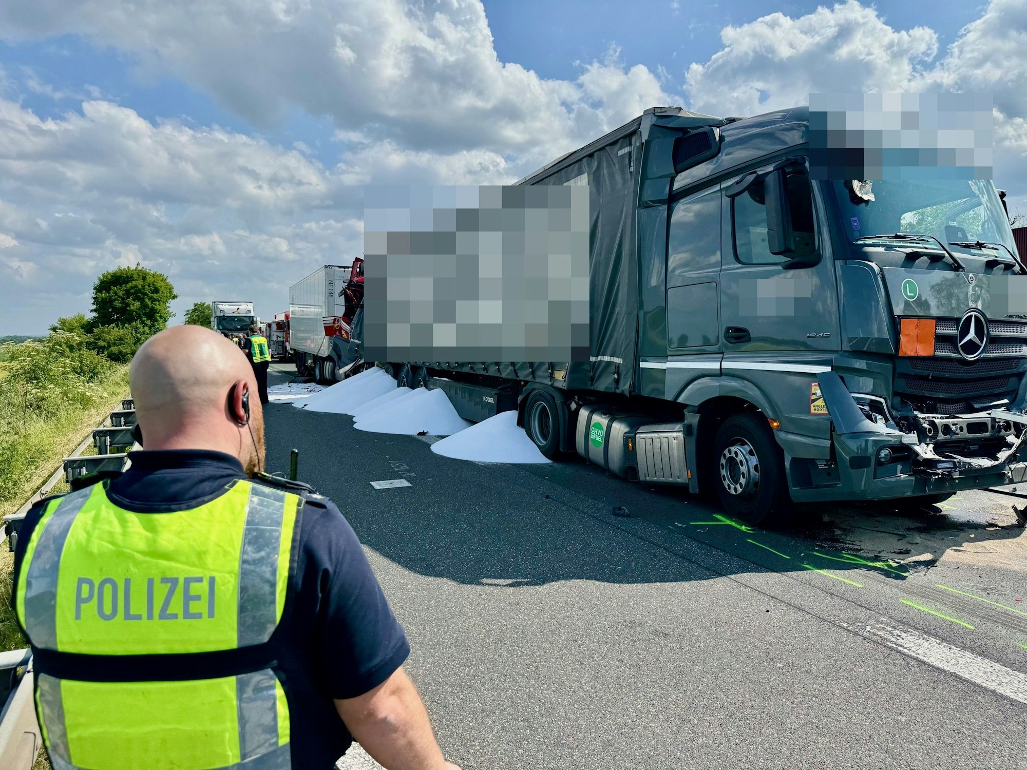 Ein Lastwagen steht nach einem Unfall auf der Fahrbahn. Bei einem Auffahrunfall mit drei Lastwagen auf der Autobahn 61 bei Swisttal ist ein Fahrer tödlich verletzt worden.