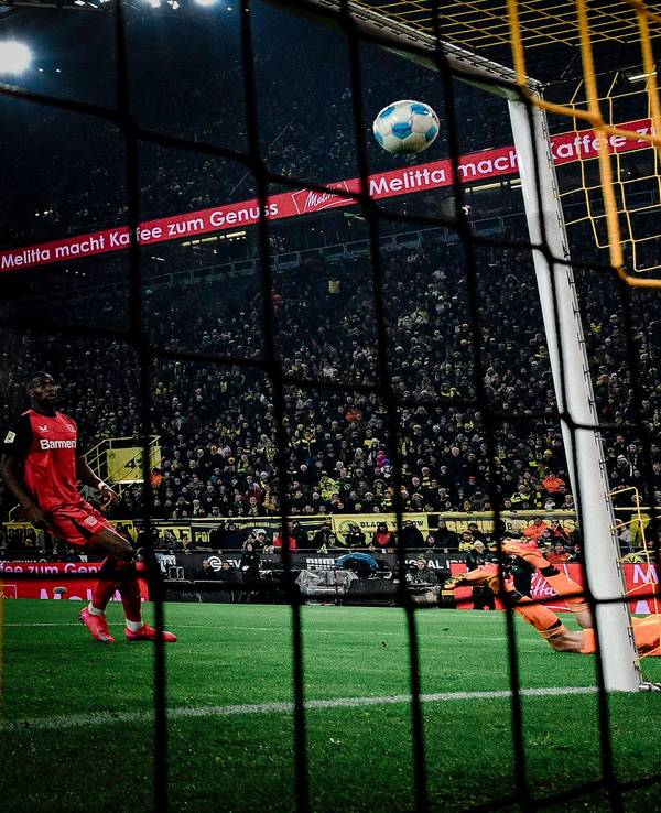 Jamie Gittens überwindet Lukas Hradecky und trifft für Borussia Dortmund.