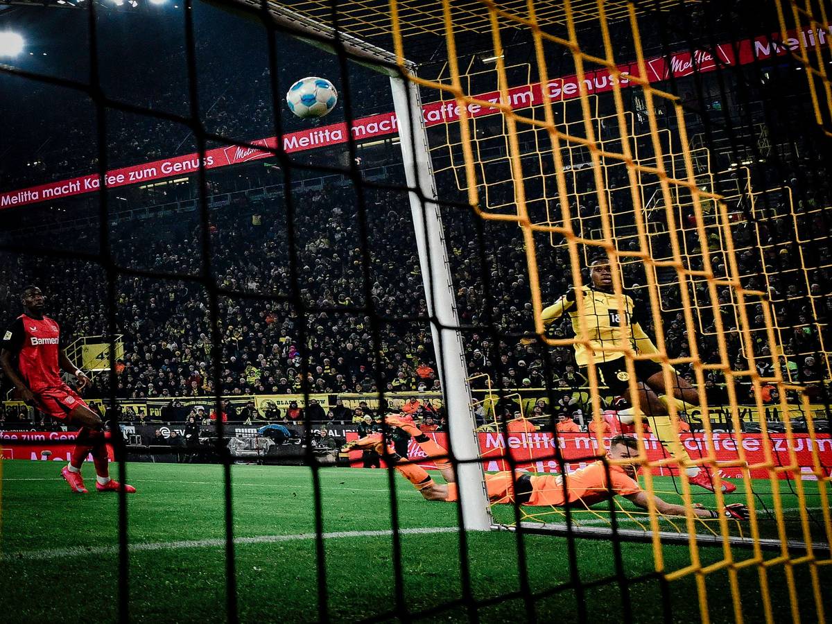 Jamie Gittens überwindet Lukas Hradecky und trifft für Borussia Dortmund.