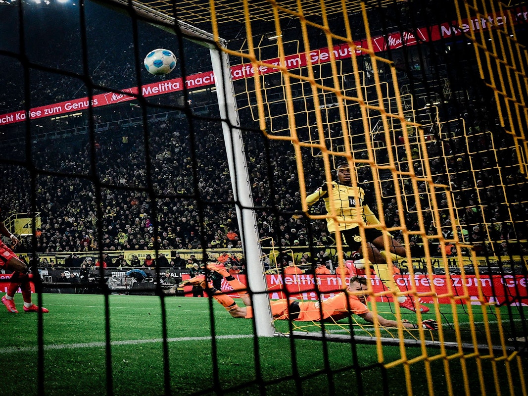 Jamie Gittens überwindet Lukas Hradecky und trifft für Borussia Dortmund.
