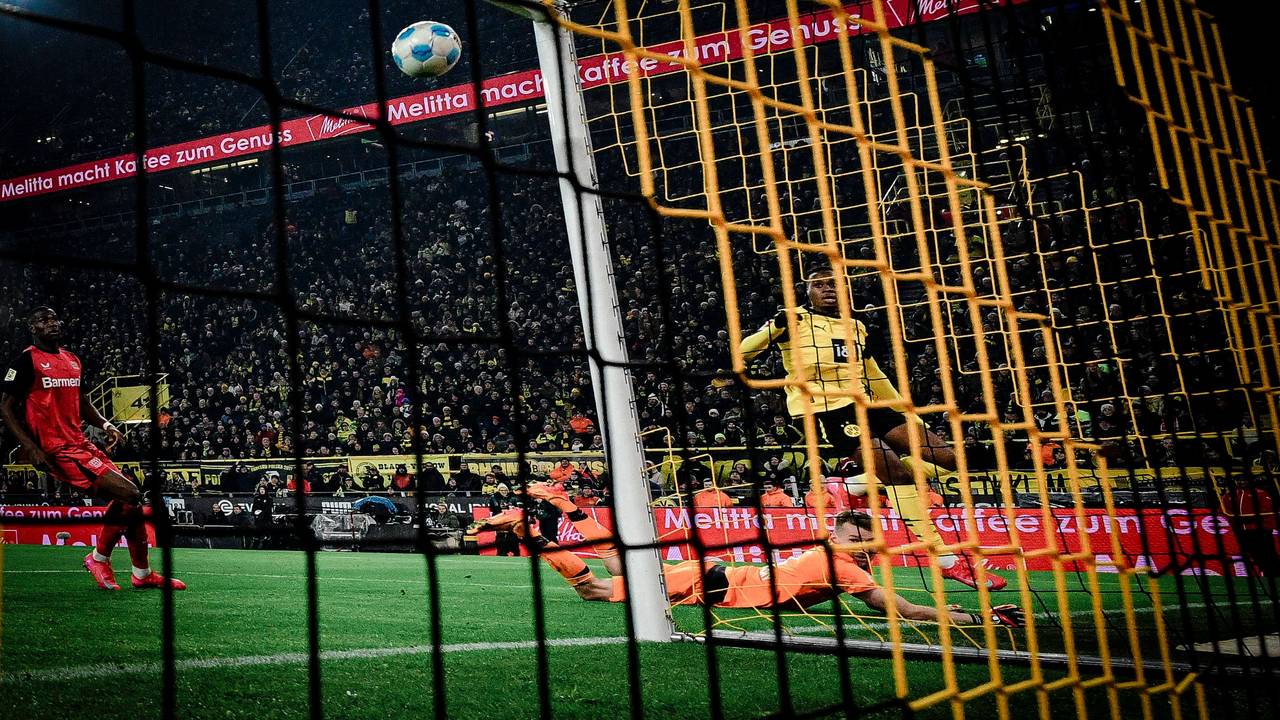 Jamie Gittens überwindet Lukas Hradecky und trifft für Borussia Dortmund.