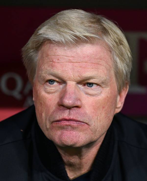 Oliver Kahn vor dem Spiel im Stadion.