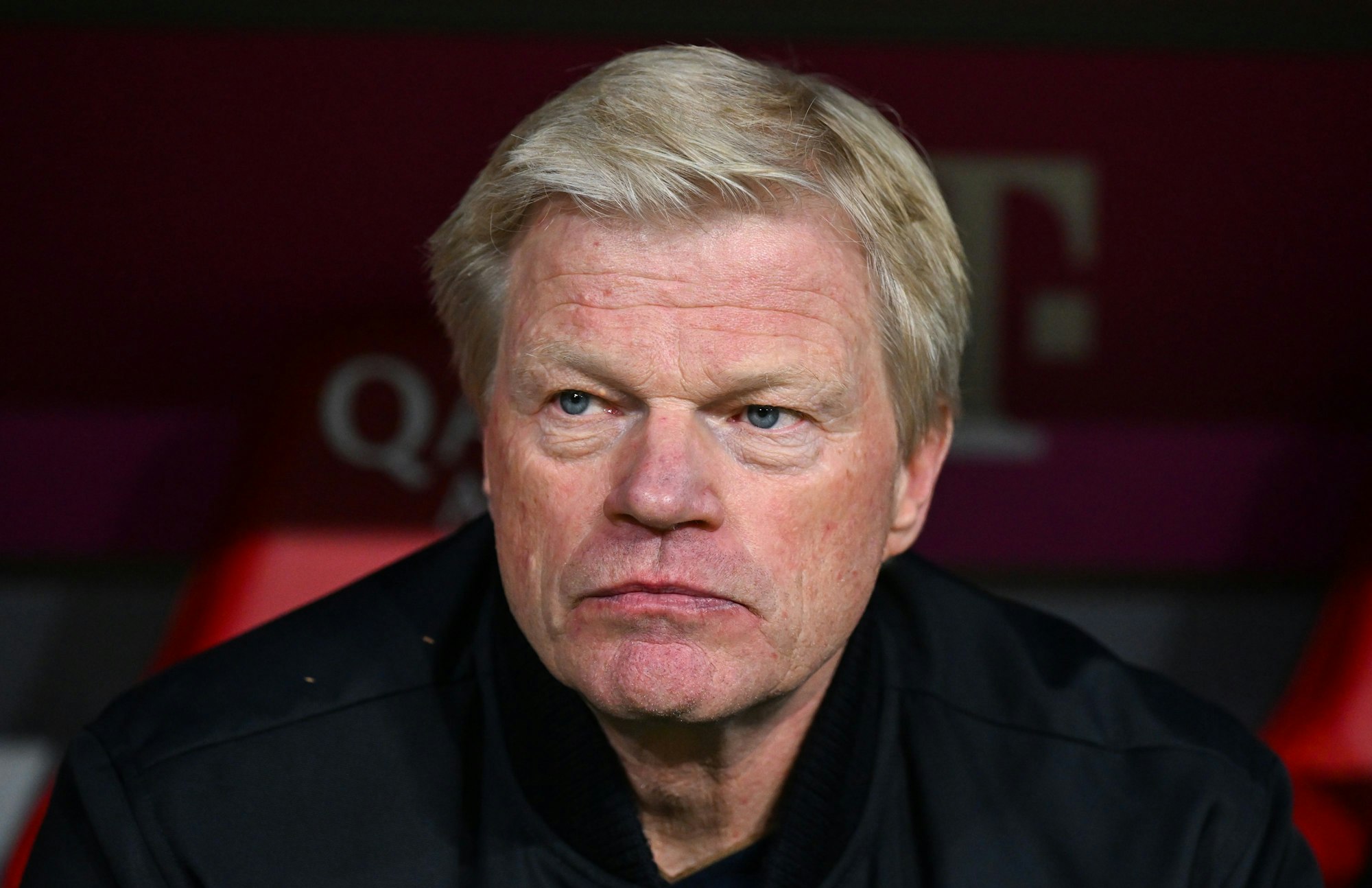 Oliver Kahn vor dem Spiel im Stadion.