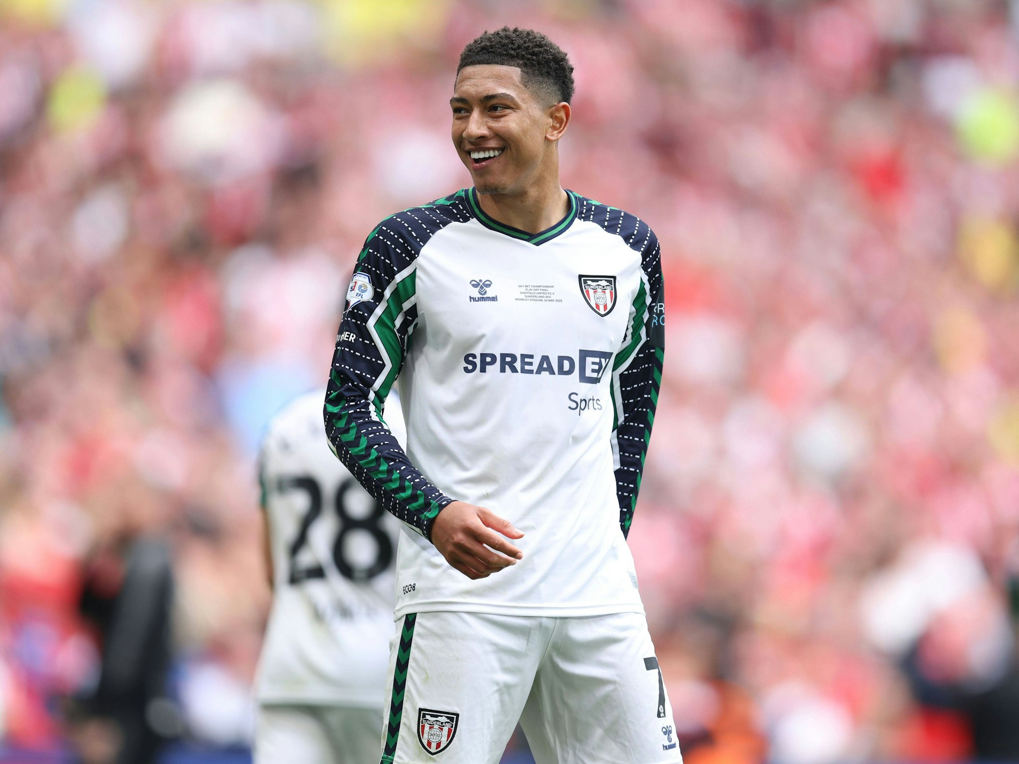 Jobe Bellingham mit guter Laune.