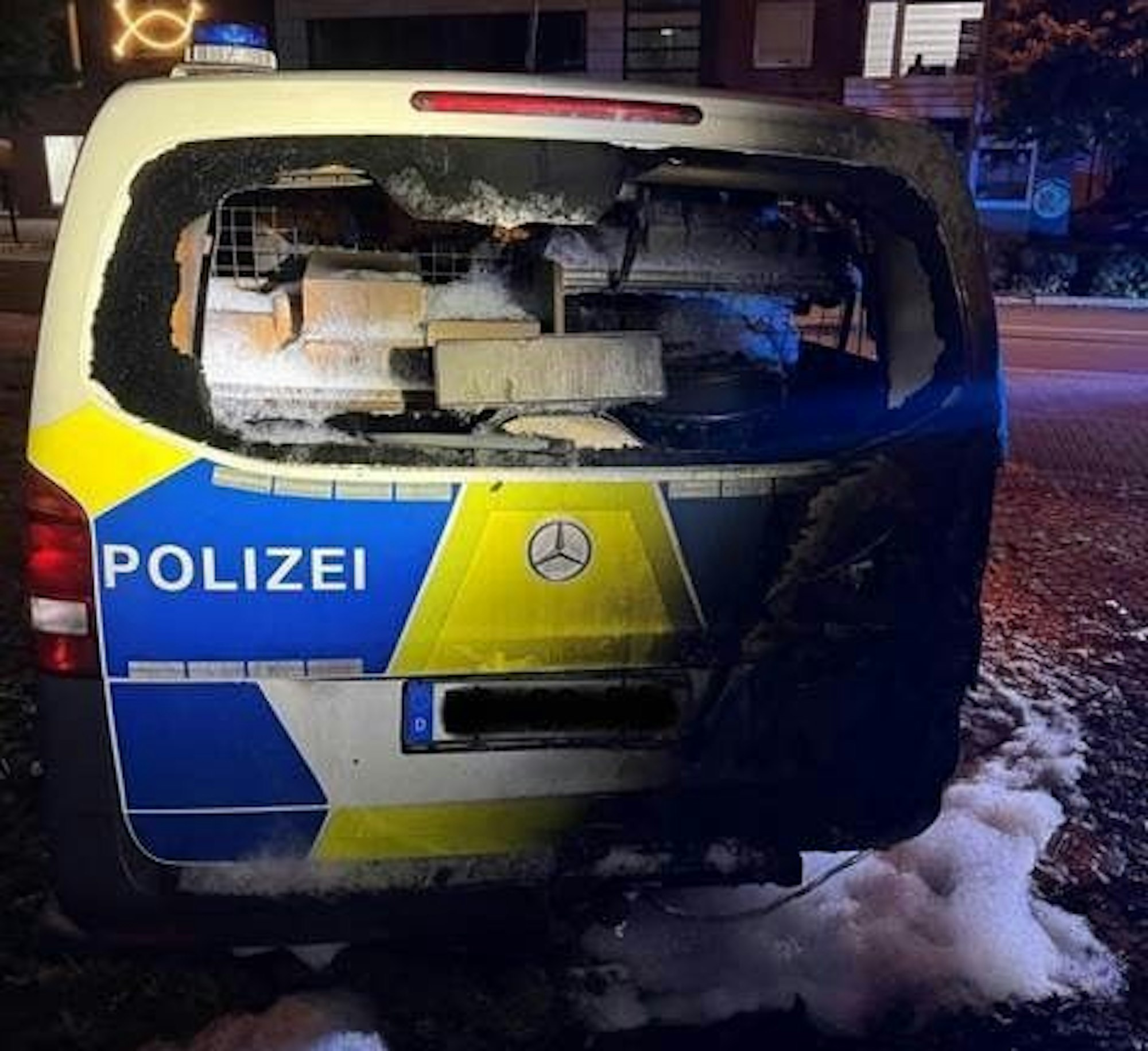 In der Nähe des Hauptbahnhofs Recklinghausen stand ein Einsatzfahrzeug der Bundespolizei in Flammen