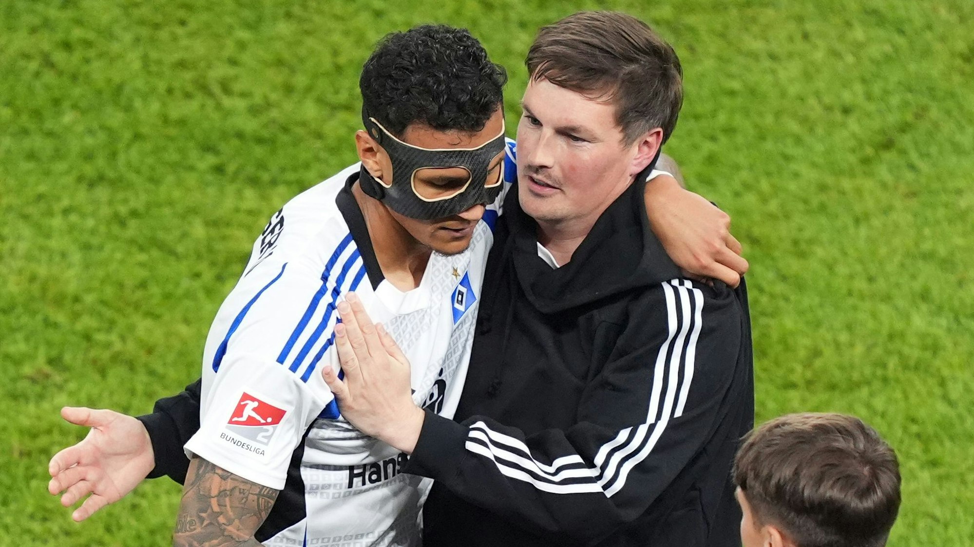 Hamburgs Trainer Merlin Polzin (r) umarmt Davie Selke bei dessen Auswechslung.