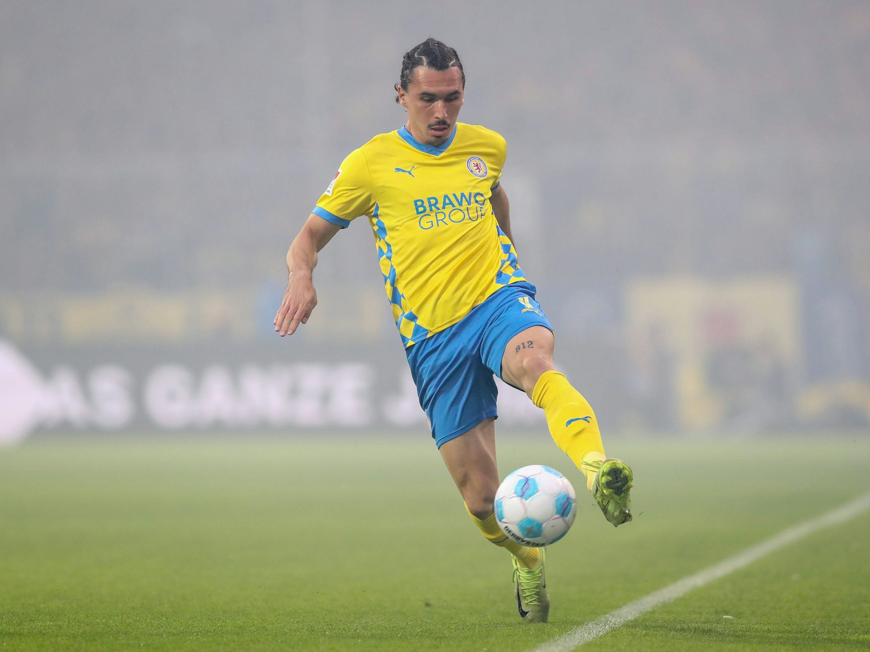 Rayan Philippe mit Ball in Aktion.