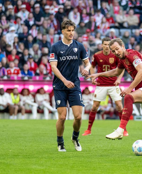 Tim Oermann (l.) und Tom Krauß (r.) kämpfen mit Harry Kane um den Ball.