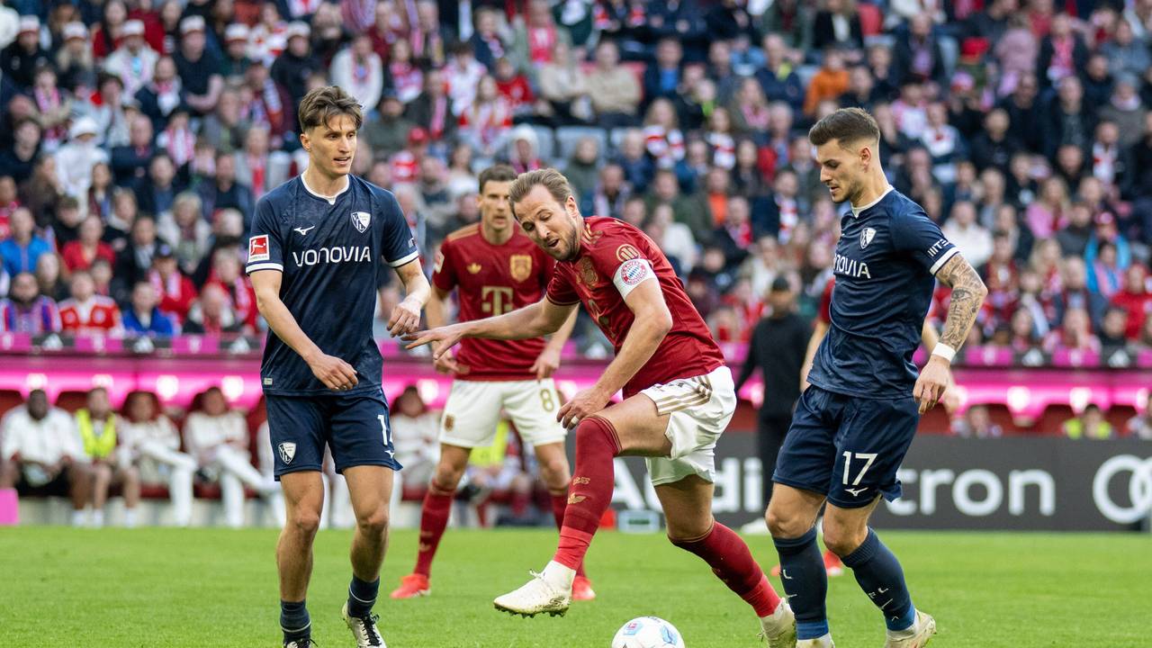 Tim Oermann (l.) und Tom Krauß (r.) kämpfen mit Harry Kane um den Ball.