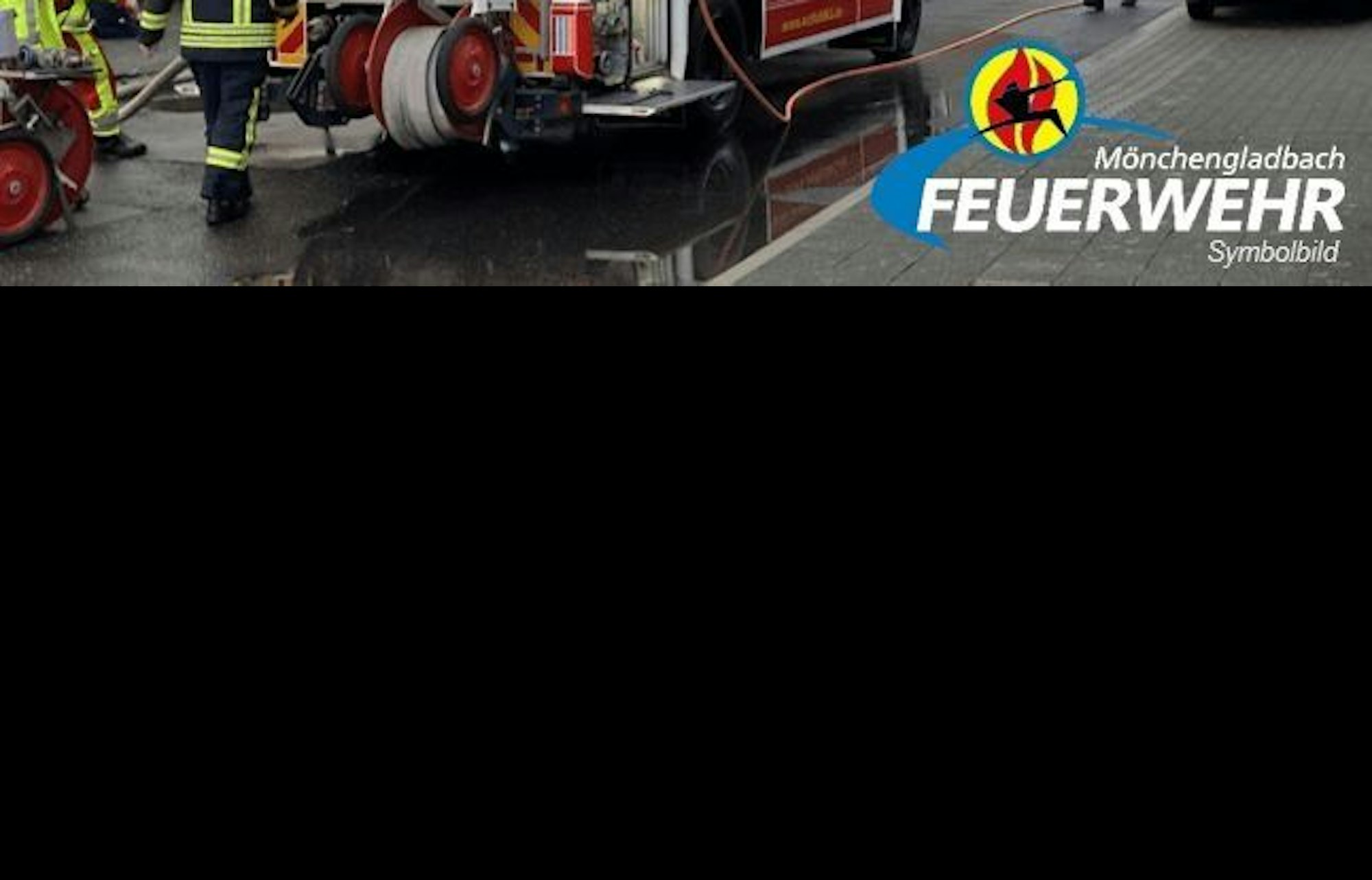 Ein Feuerwehrfahrzeug am Einsatzort.