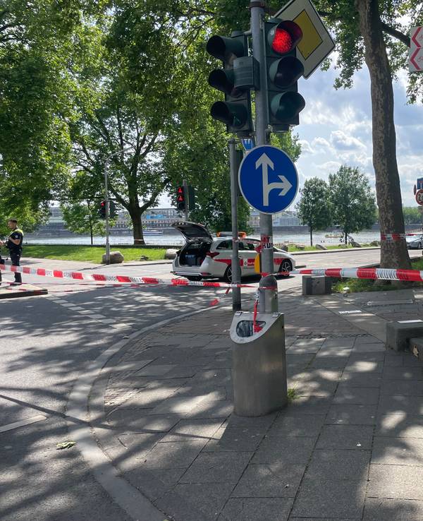 Ein Areal mit Straßen, Wiesen und Bäumen ist mit Flatterband abgesperrt.