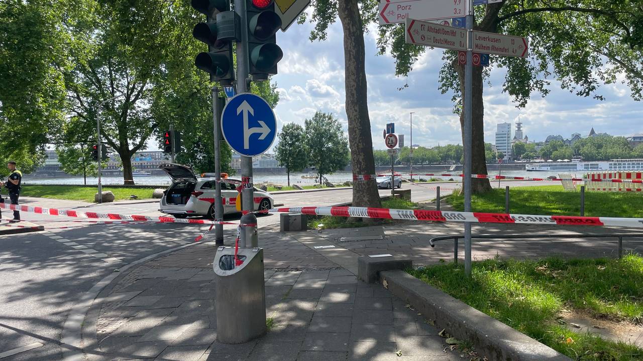 Ein Areal mit Straßen, Wiesen und Bäumen ist mit Flatterband abgesperrt.