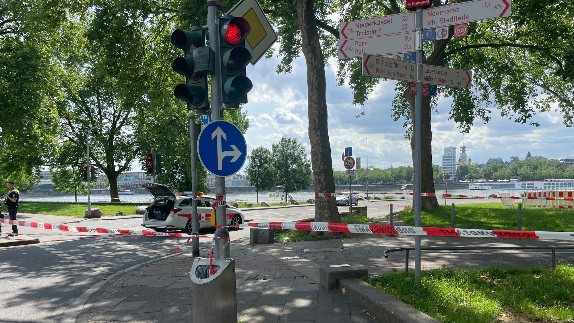 Ein Areal mit Straßen, Wiesen und Bäumen ist mit Flatterband abgesperrt.