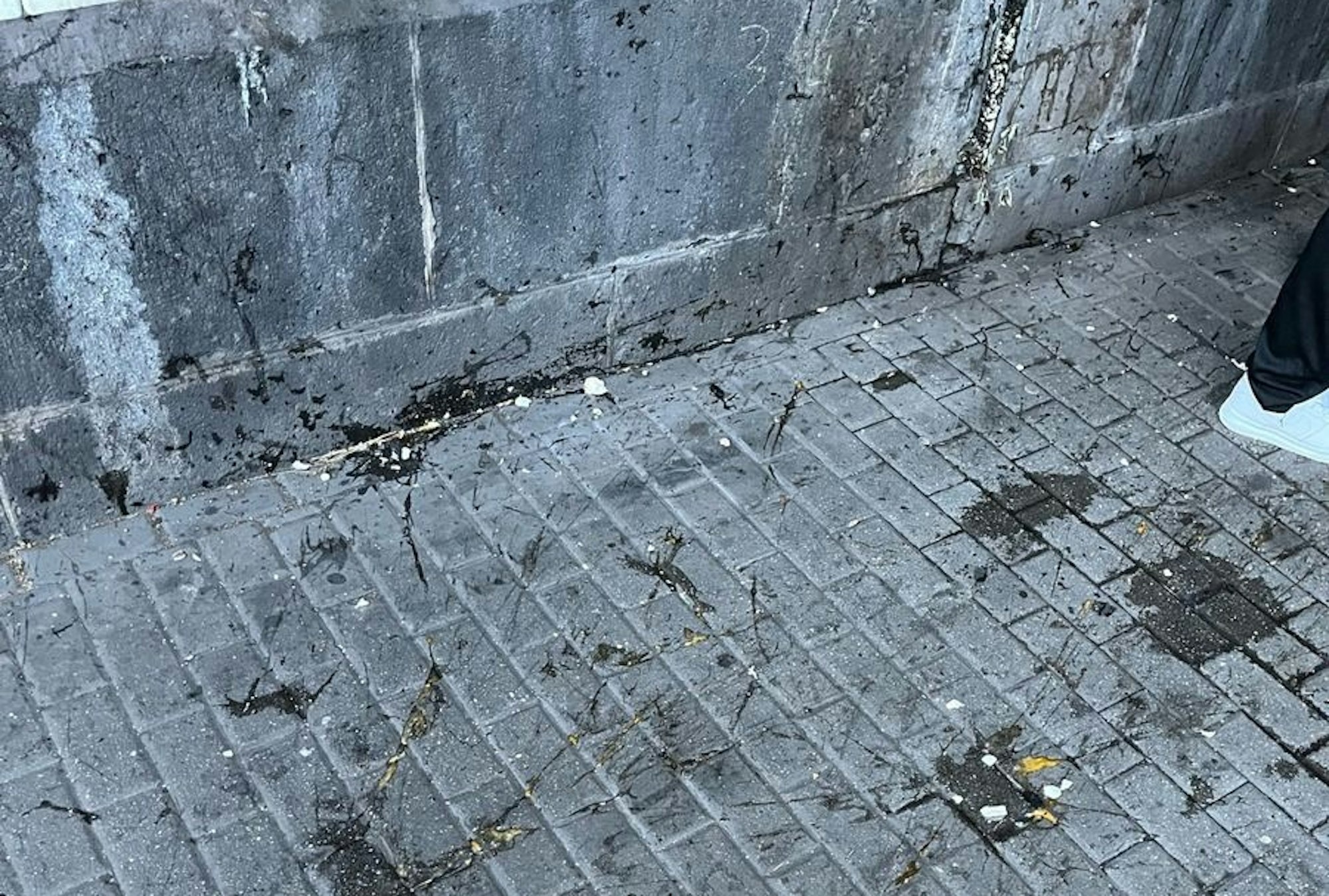 Überreste von Eiern nach einem Vorfall in Duisburg-Mittelmeiderich, bei dem Jugendliche Eier von einer Brücke auf Personen und Fahrzeuge geworfen haben.