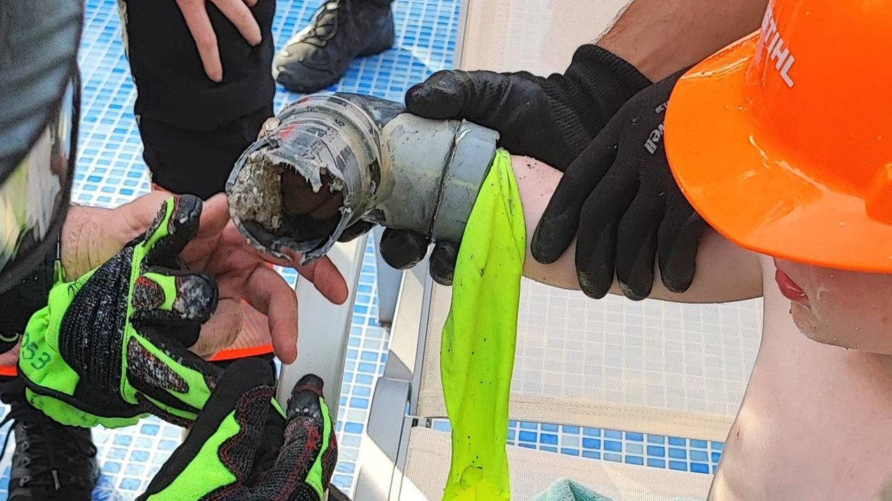 Der angesaugte Arm des Jungen steckt in einem Rohr.