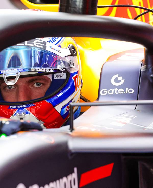 Max Verstappen sitzt mit ernster Miene in seinem Rennauto.