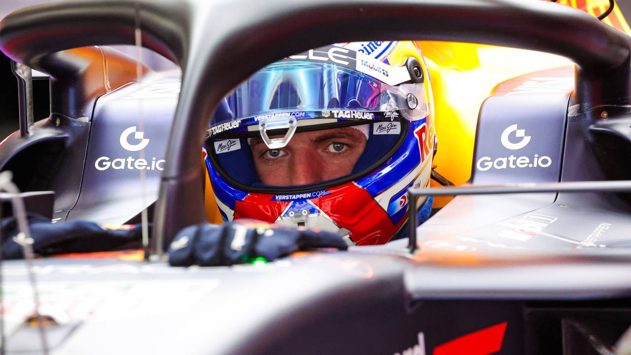 Max Verstappen sitzt mit ernster Miene in seinem Rennauto.