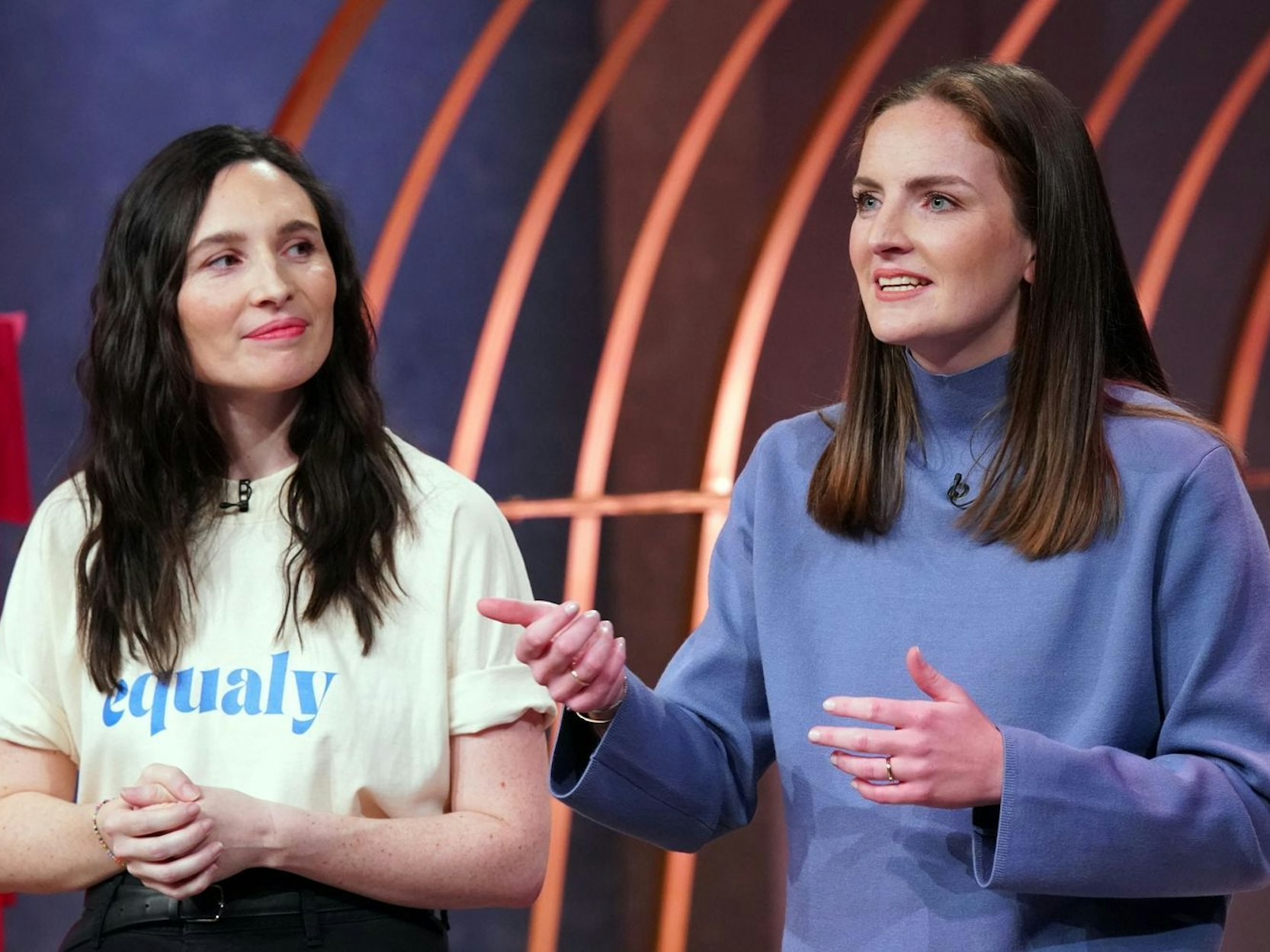 Das kann doch nicht das Ergebnis von Jahren der Emanzipationsbewegung sein, dass viele Männer zuhause immer noch keinen Finger krumm machen. Die „Equaly“-Gründerinne Ronja (links) und Louisa wollen jetzt mit einer App-Lösung für mehr Gerechtigkeit bei der Care-Arbeit sorgen. (Bild: RTL / Stefan Gregorowius)