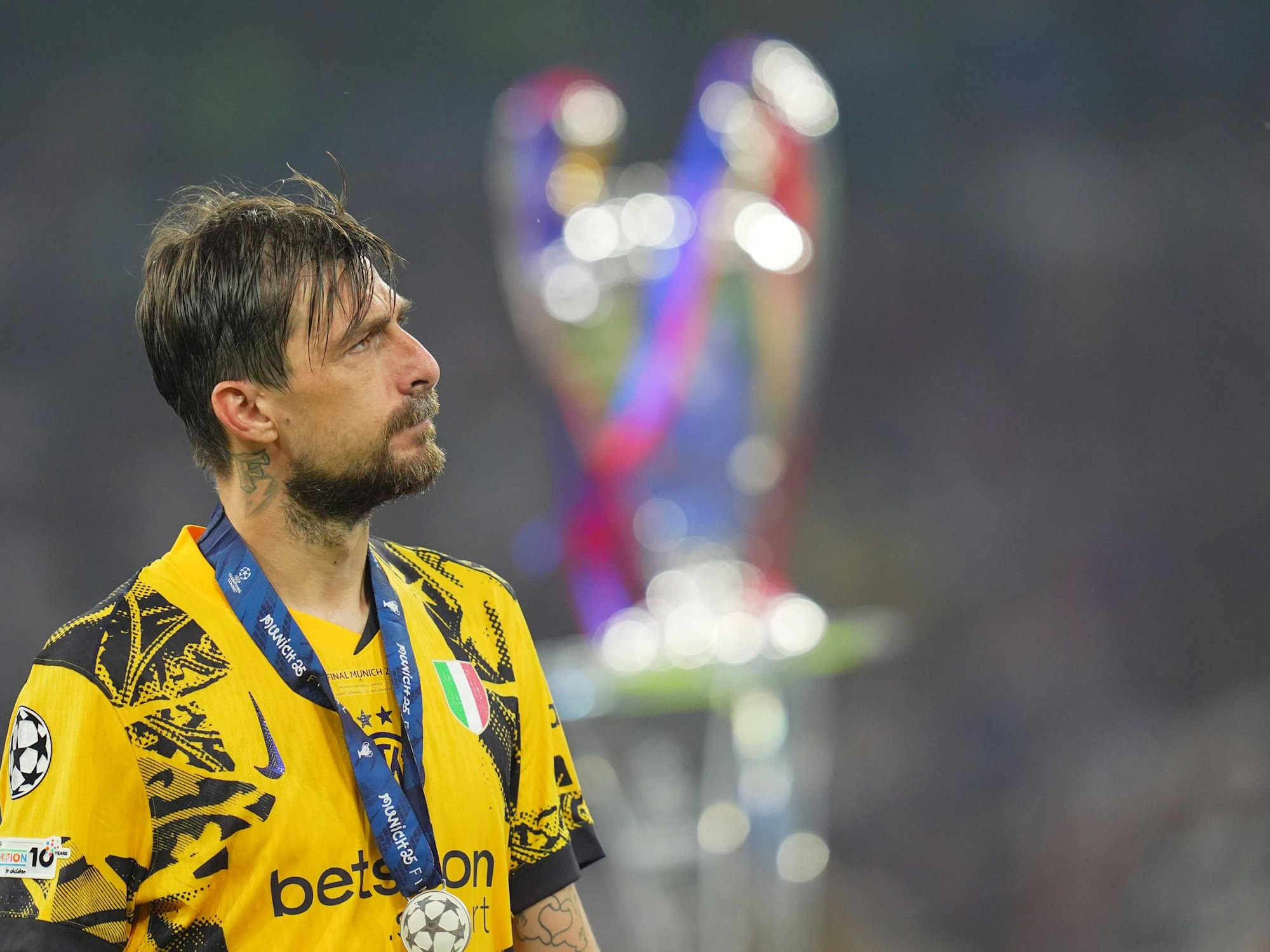 Franceso Acerbi mit Silbermedaille um den Hals und traurigem Blick.