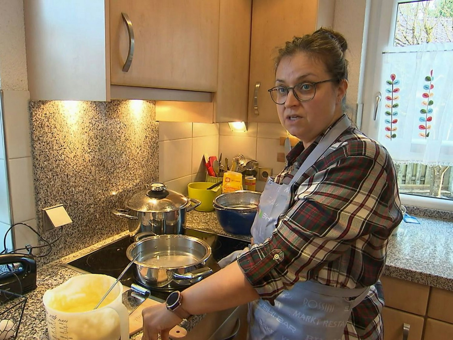 Ihre Gäste schätzen Melanie (48) als „echte schwäbische Hausfrau“ ein - und sie wird dem Ruf gerecht (Bild: RTL)