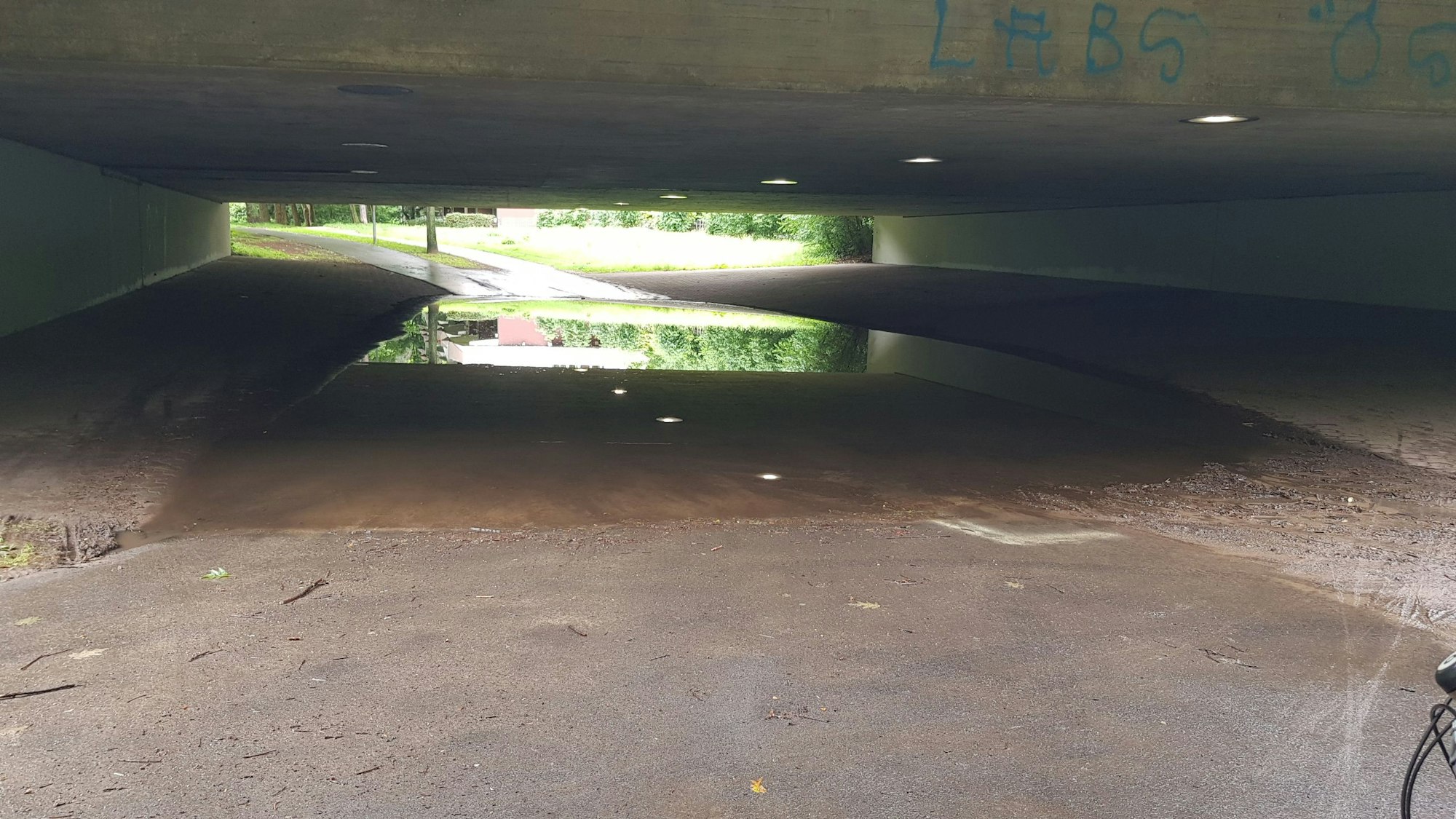 Eine Unterführung ist überflutet.