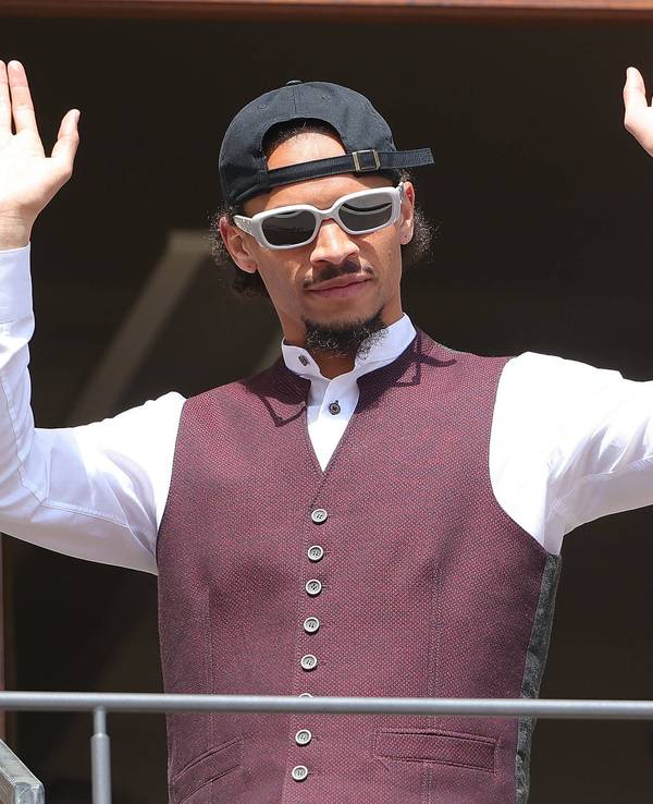 Leroy Sané grüßt die Fans bei der Meisterfeier des FC Bayern München.