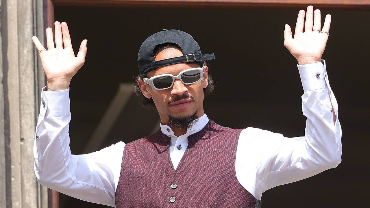 Leroy Sané grüßt die Fans bei der Meisterfeier des FC Bayern München.