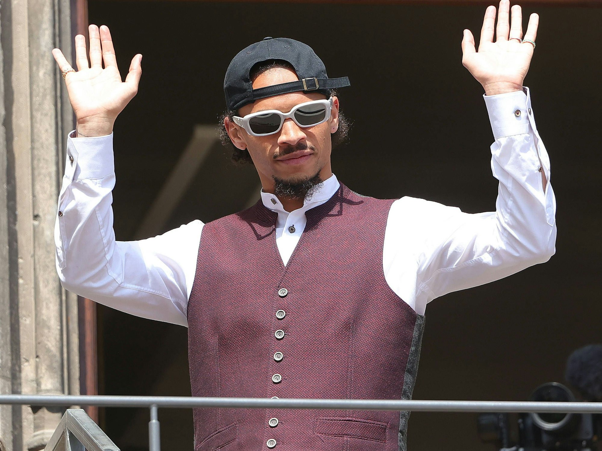 Leroy Sané grüßt die Fans bei der Meisterfeier des FC Bayern München.