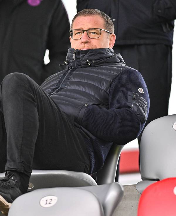 Max Eberl sitzt entspannt auf der Tribüne auf dem Campus des FC Bayern.