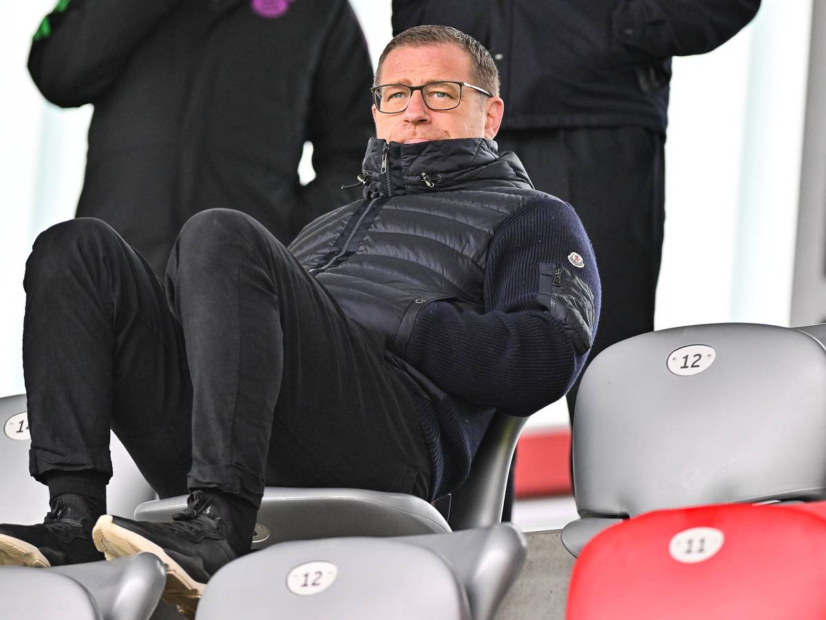Max Eberl sitzt entspannt auf der Tribüne auf dem Campus des FC Bayern.