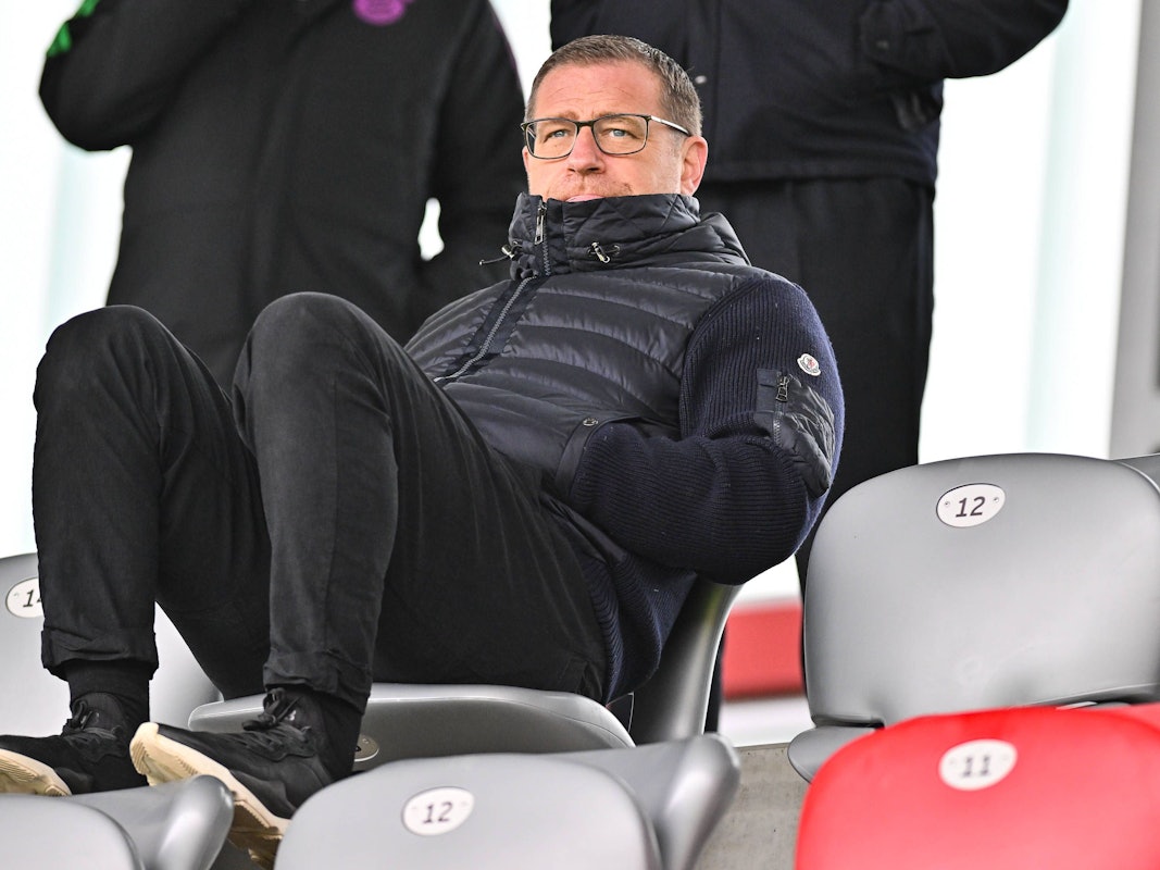 Max Eberl sitzt entspannt auf der Tribüne auf dem Campus des FC Bayern.