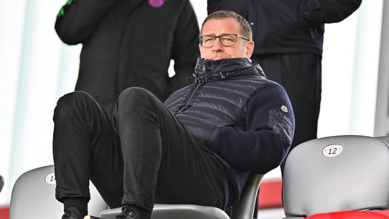 Max Eberl sitzt entspannt auf der Tribüne auf dem Campus des FC Bayern.
