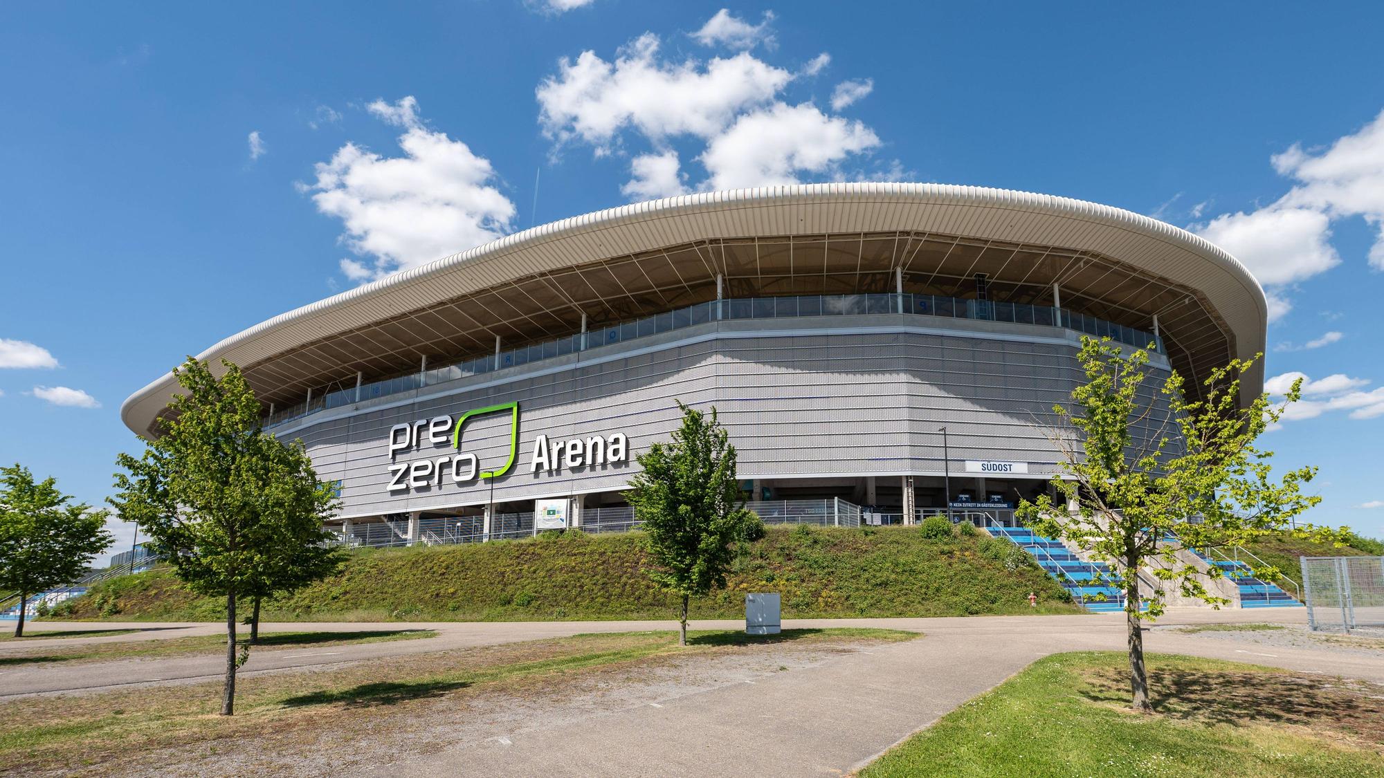 Außenaufnahme der PreZero Arena von TSG Hoffenheim bei Sonnenschein und blauem Himmel.