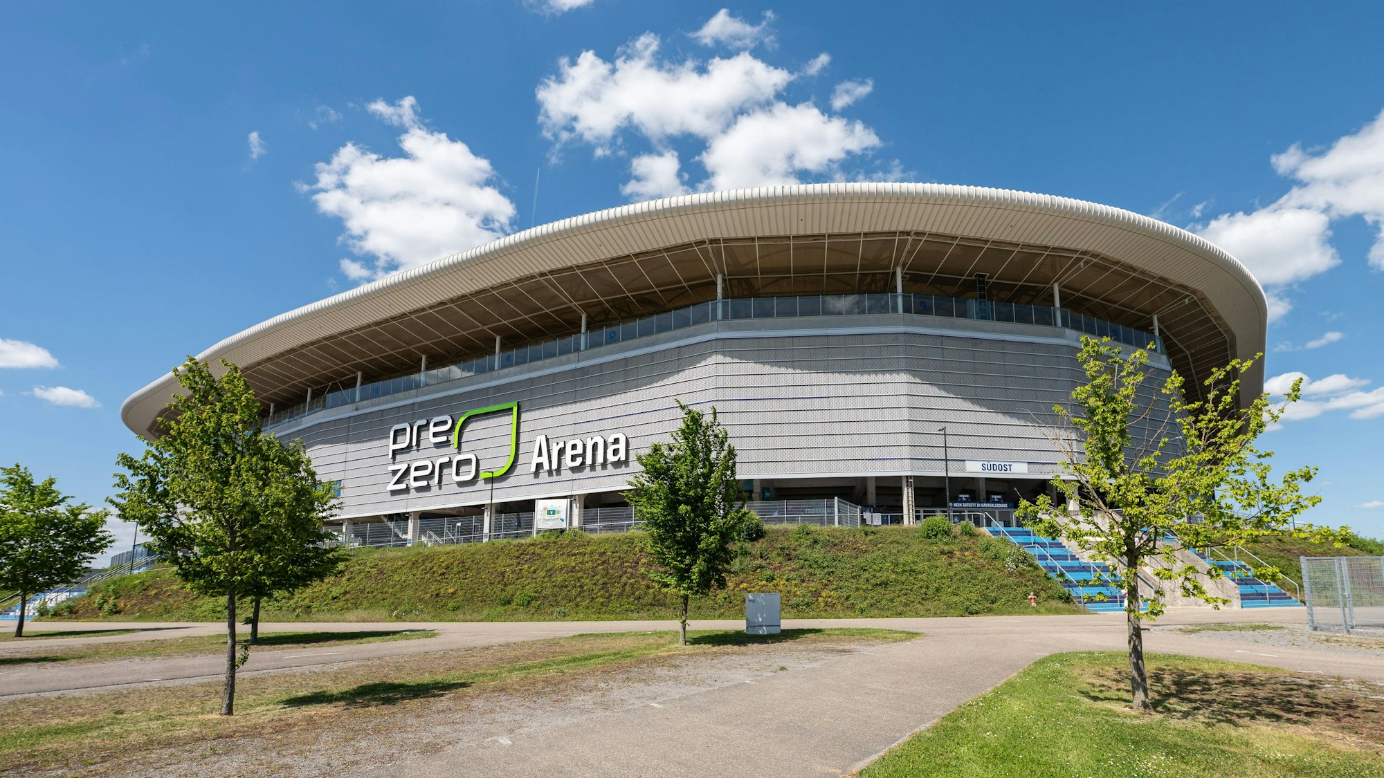 Außenaufnahme der PreZero Arena von TSG Hoffenheim bei Sonnenschein und blauem Himmel.