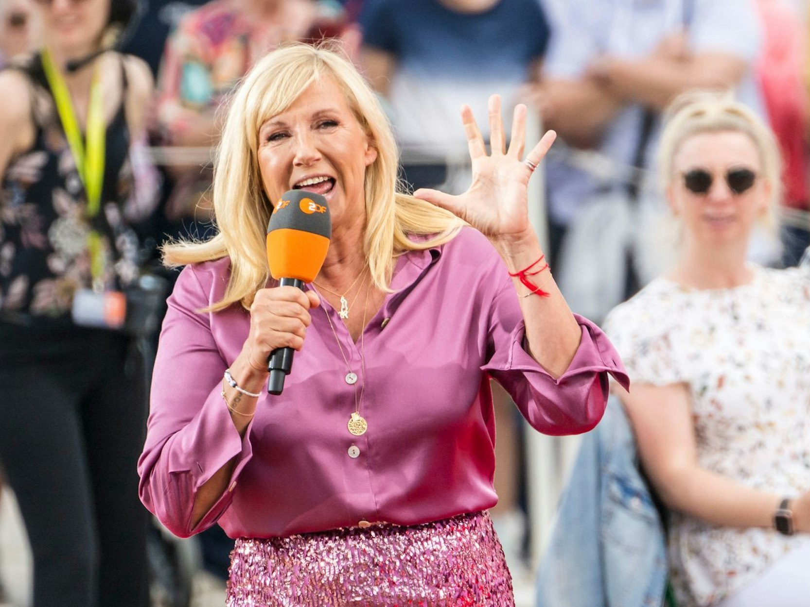 Andrea Kiewel ging in der letzten Ausgabe des ZDF-“Fernsehgartens“ buchstäblich baden. (Bild: 2024 Getty Images/Thomas Lohnes)