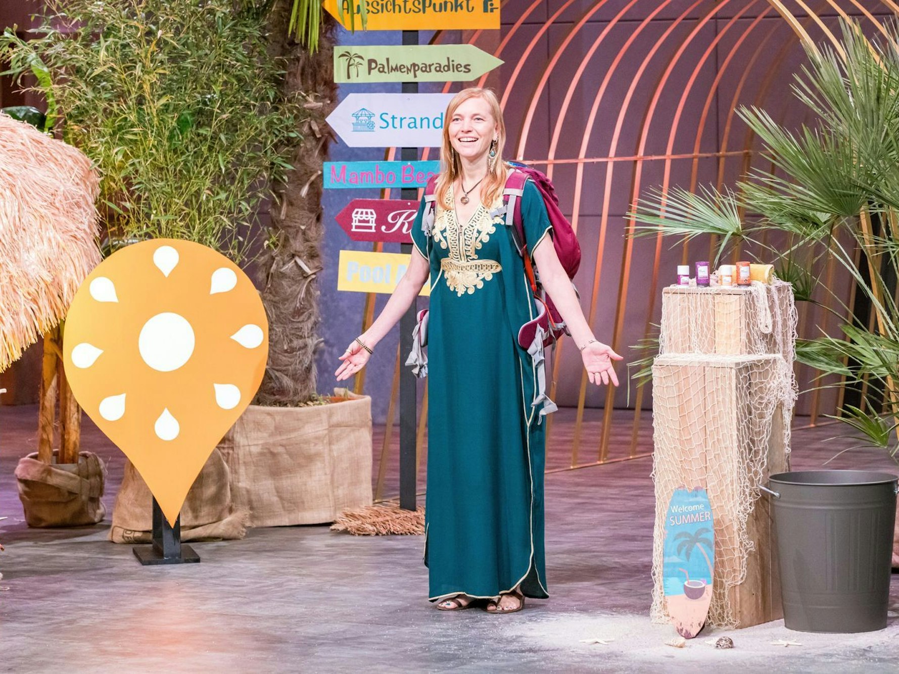 Ein Sonnenschein, aber auch eine Unternehmerin mit einer sehr eigenen Auffassung darüber, wie eine Firma geführt werden kann: Eva, die Gründerin von „Mon Courage“, bezeichnet sich selbst als Nomadin. (Bild: RTL / Bernd-Michael Maurer)
