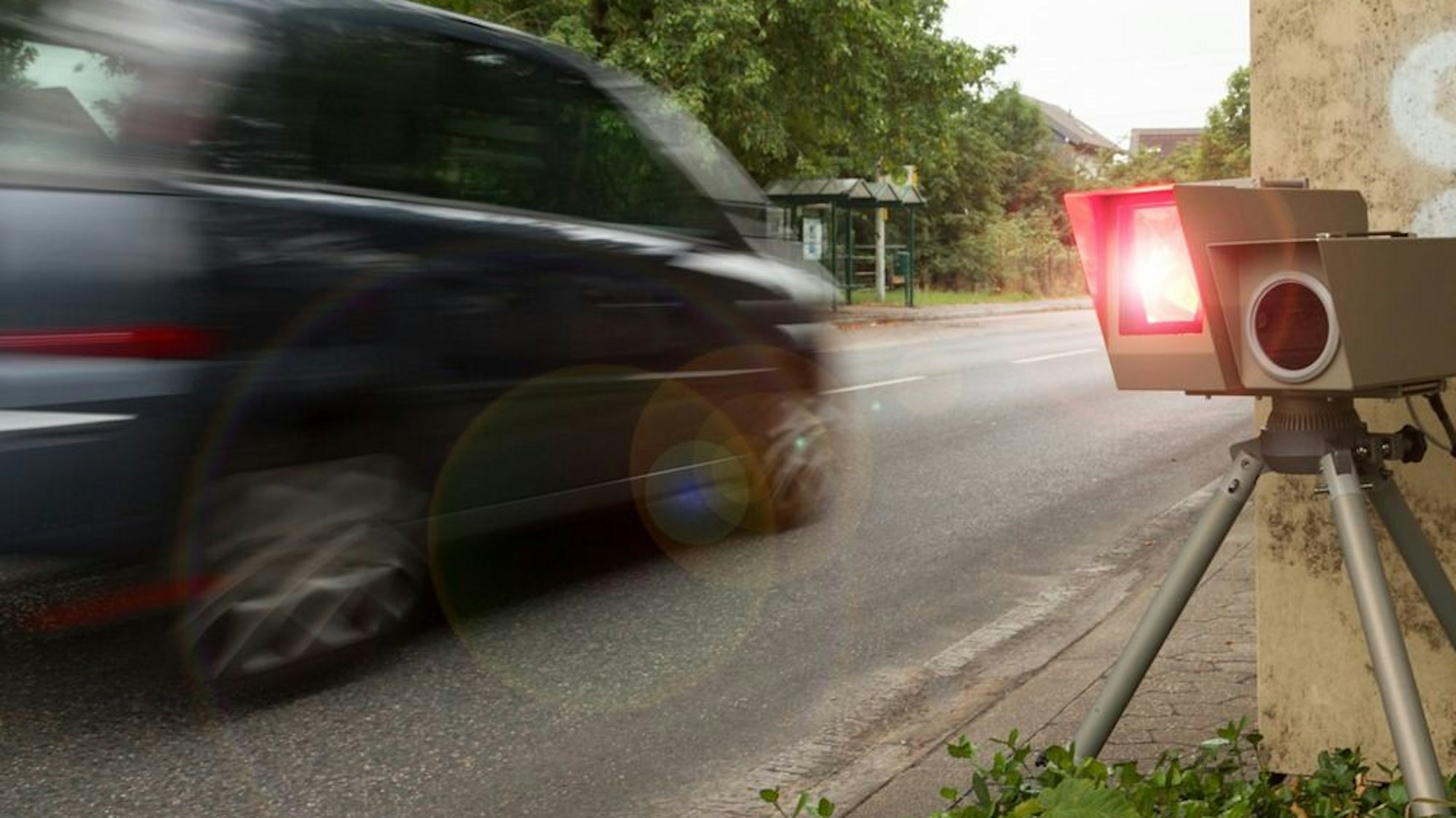 Blitzgerät bei einer Geschwindigkeitskontrolle der Polizei in Monheim am Rhein. In einer 30er-Zone wurden 137 von 1760 Fahrzeugen bei überhöhter Geschwindigkeit erwischt.