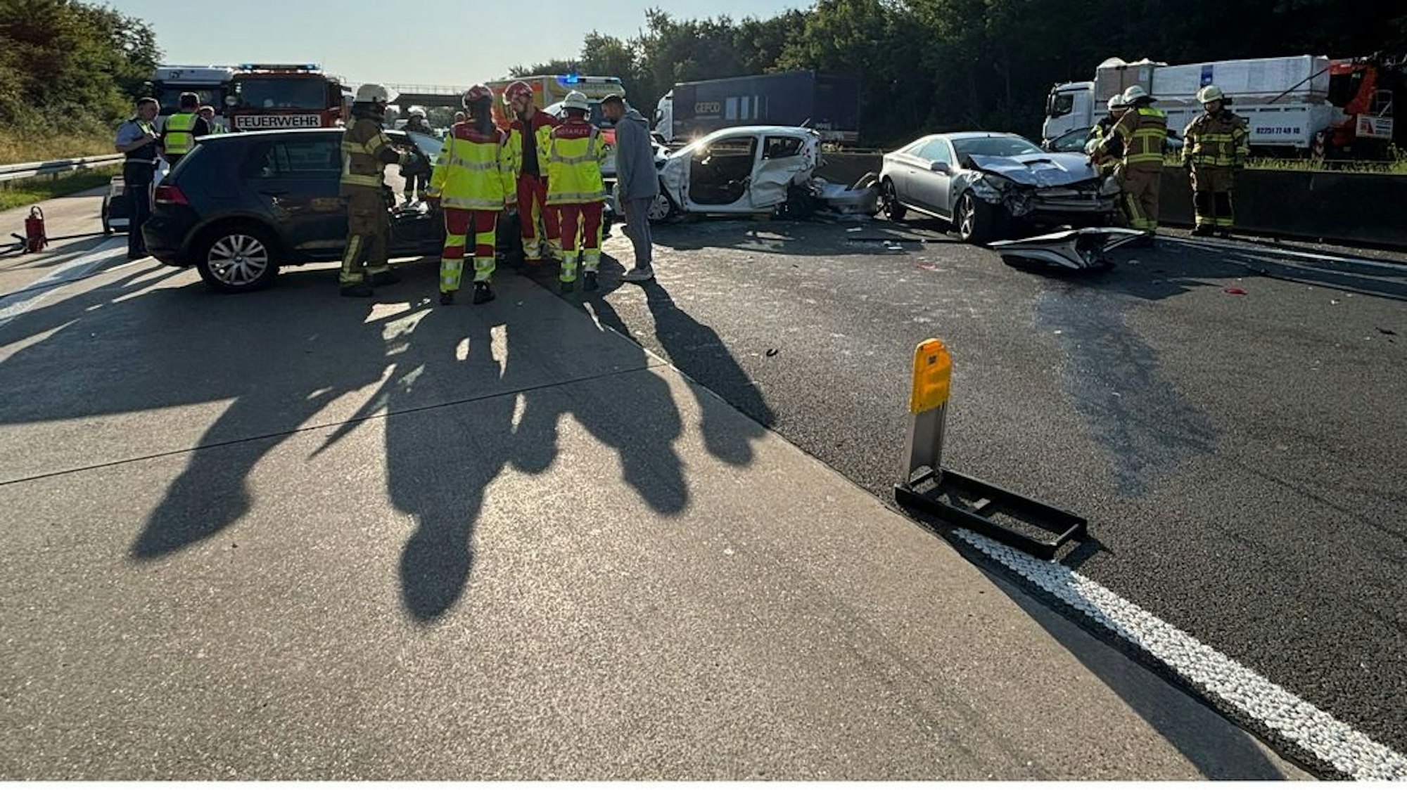 Unfall mit mehreren Fahrzeugen auf der A4 bei Frechen, bei dem sechs Personen verletzt wurden und ein Rettungshubschrauber im Einsatz war.
